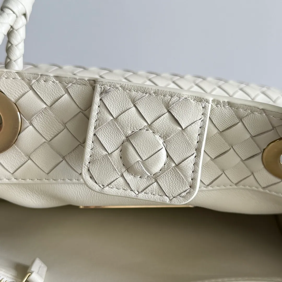 Batch 2200 Bottega Veneta Basket new woven handbag. The classic tote bag style has its own elegant and elegant temperament. It does not feel out of place whether it is commuting or casual outings. It is suitable for various occasions! The design of the woven handle is the finishing touch. The hand-woven texture is delicate and rich in texture. It is not only beautiful, but also extremely comfortable to hold. It looks low-key when held in the hand, but in fact it exudes luxurious charm. Iconic weaving process, each weave is tight and even, showing BV's exquisite production technology. The metal ring decoration is perfectly connected with the bag body, adding a sense of modernity and sophistication to the whole. Moreover, the lines of the bag body are smooth and natural, and the curvature is ergonomic. It can be perfectly adapted whether it is carried on the shoulder or carried in the hand, showing an elegant posture. Style number: 836261 Size: 31*18.5*16cm